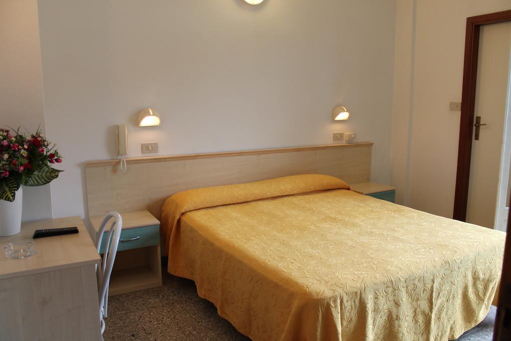 Hotel Madrid Cattolica Quarto foto